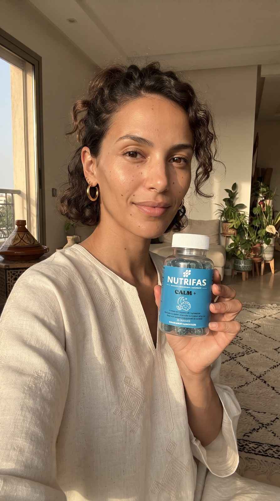 Woman_holding_NUTRIFAS_product_2K_20260914145025-100kb
