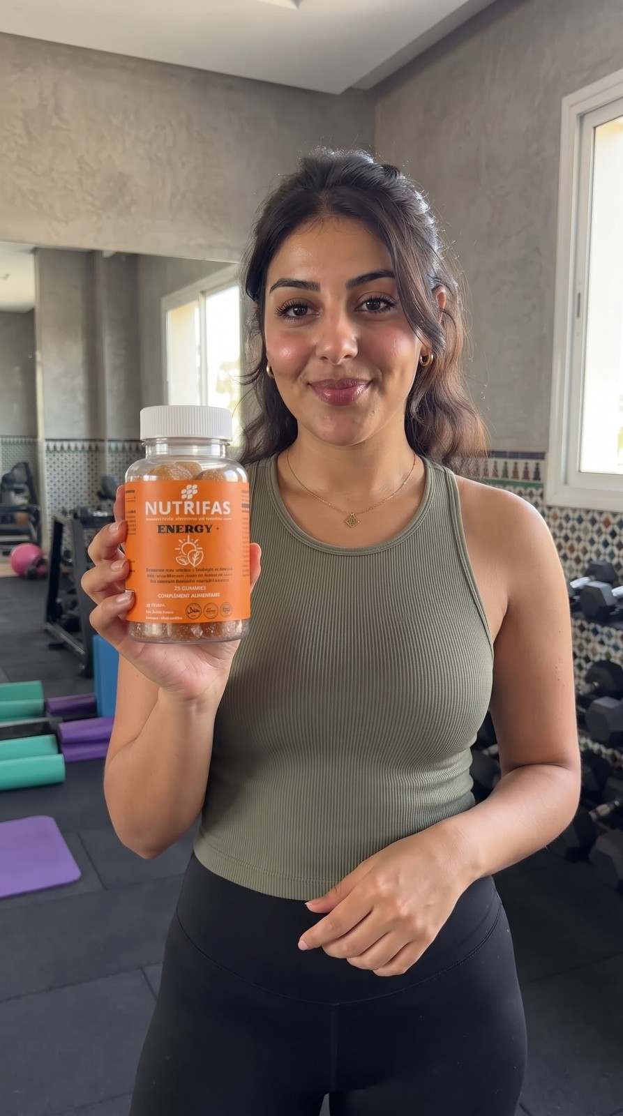 Woman_holding_product_in_gym_2K_20260914151149-100kb